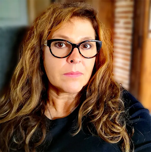 Portrait de Nicole Pages, thérapeute spécialisée en hypnose, Reiki et coaching à Sainte-Livrade-Sur-Lot